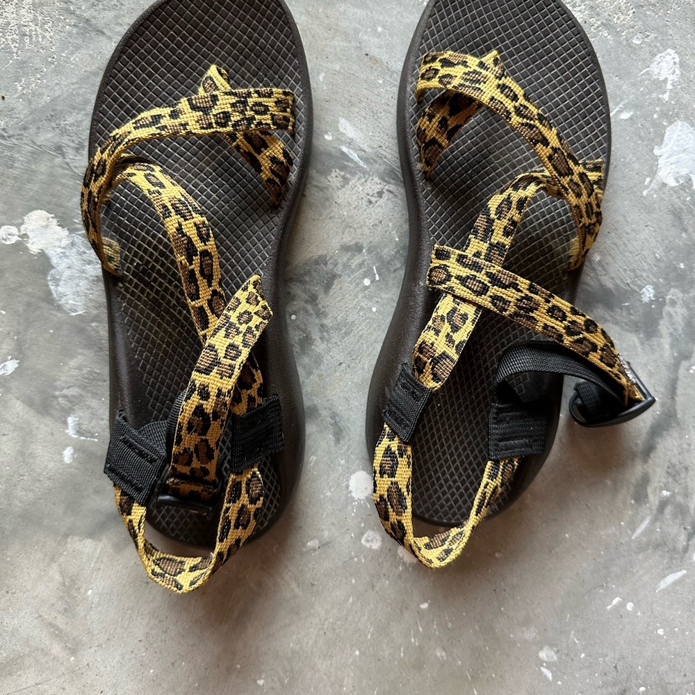Chacos Sandals Leopard/Chetah print one strap w/ toe loop Women's size 10